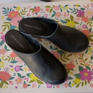 Chelsea & Violet size 6.5 black clogs.